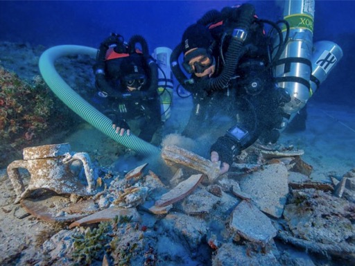 Due-archeosub-al-lavoro-sul-relitto-di-una-nave